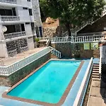 Sobre Costera, 1min La Quebrada, 3m playas/yates